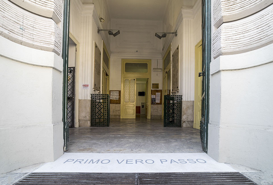Bianco-Valente, Primo vero passo, 2017, soglia in pietra di Trani, Liceo Vico, Napoli