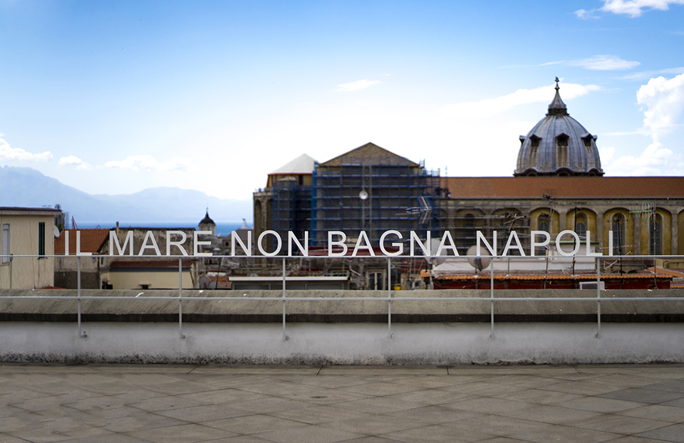 Bianco-Valente, Il mare non bagna Napoli, 2015, installazione ambientale, Museo Madre, Napoli