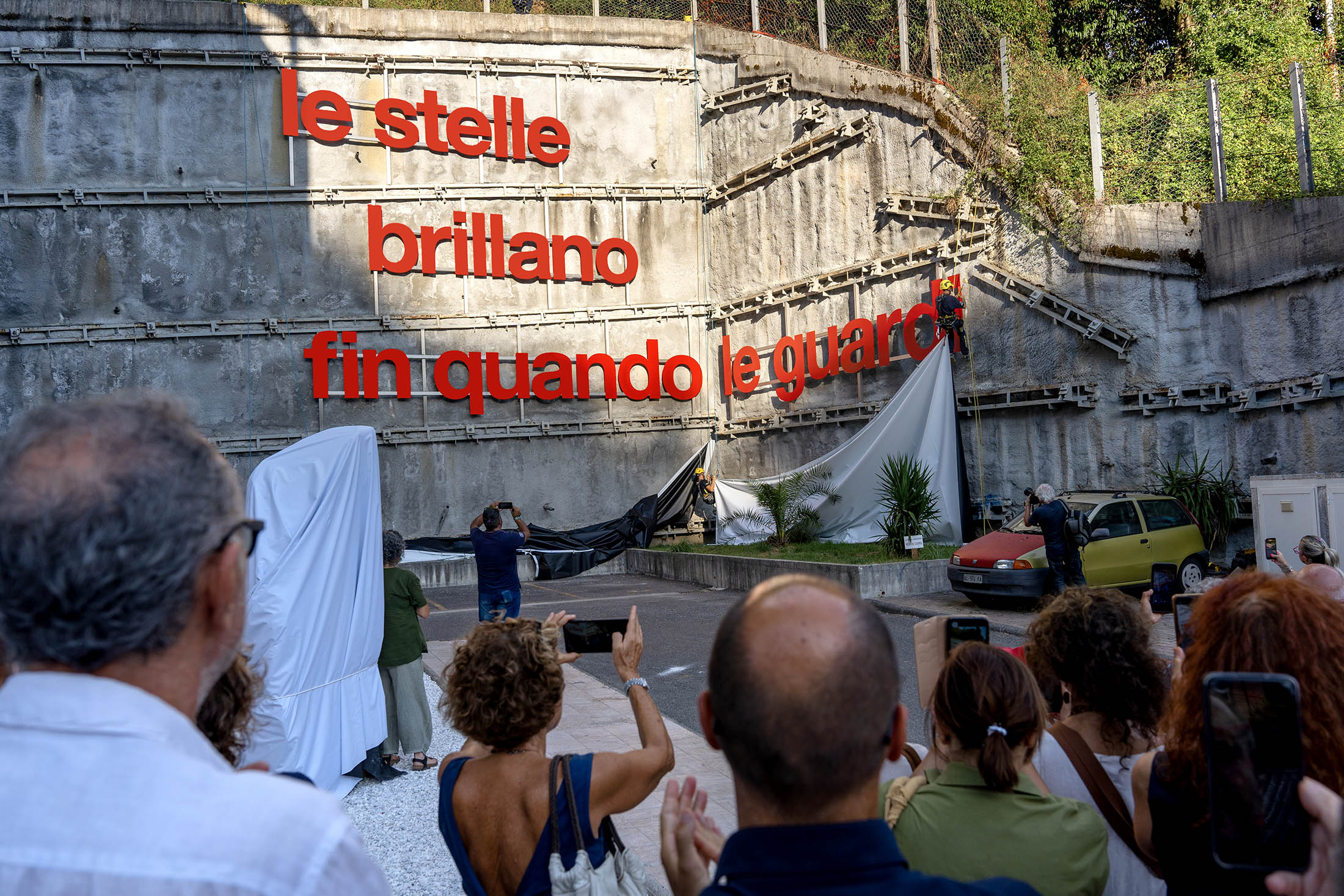 Bianco-Valente, Le stelle brillano fin quando le guardi, 2026, lettere in acciaio inox verniciato, quartiere Caina, Carrara