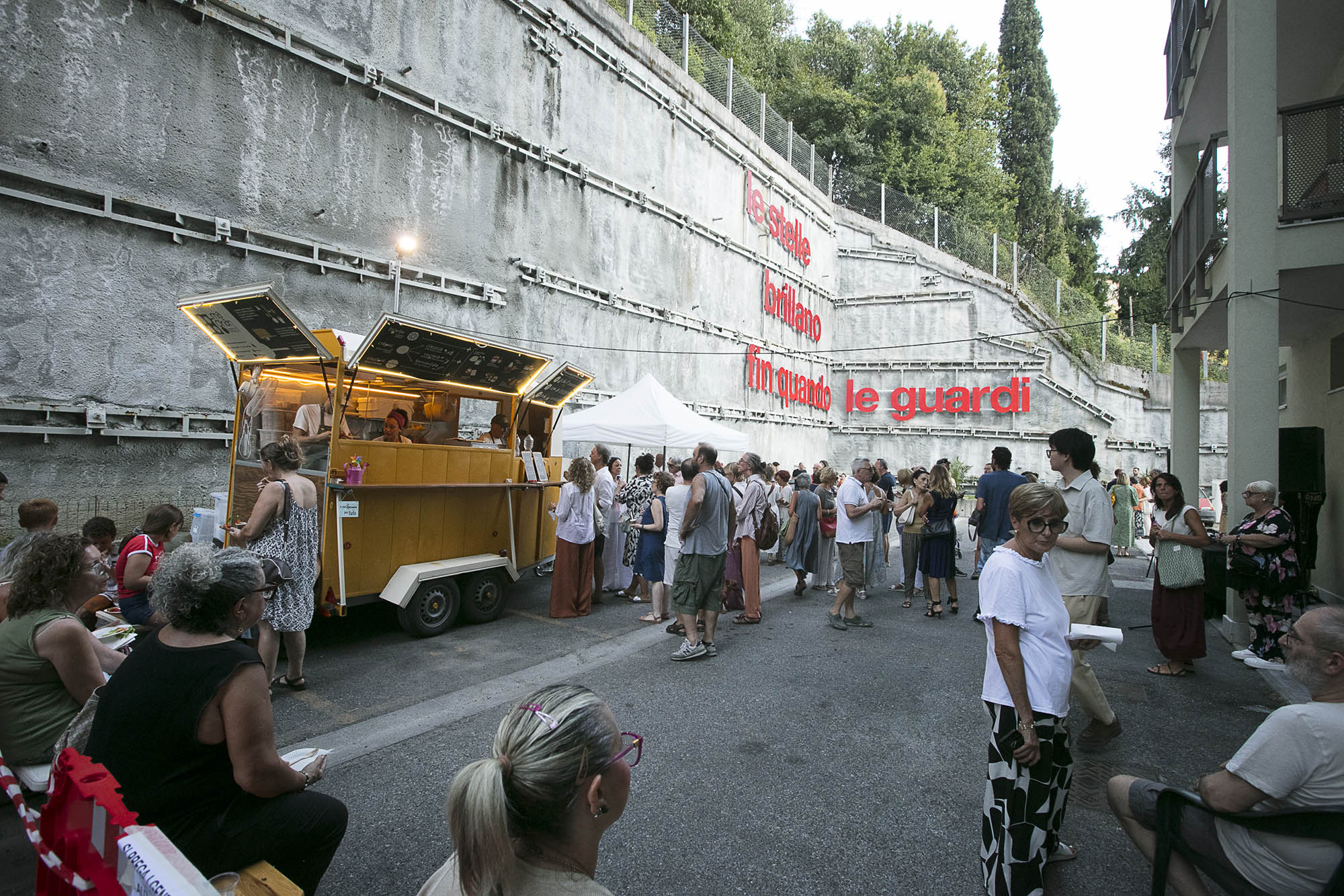Le stelle brillano fin quando le guardi, 2026, quartiere Caina, Carrara, inaugurazione, foto di Enrico Amici