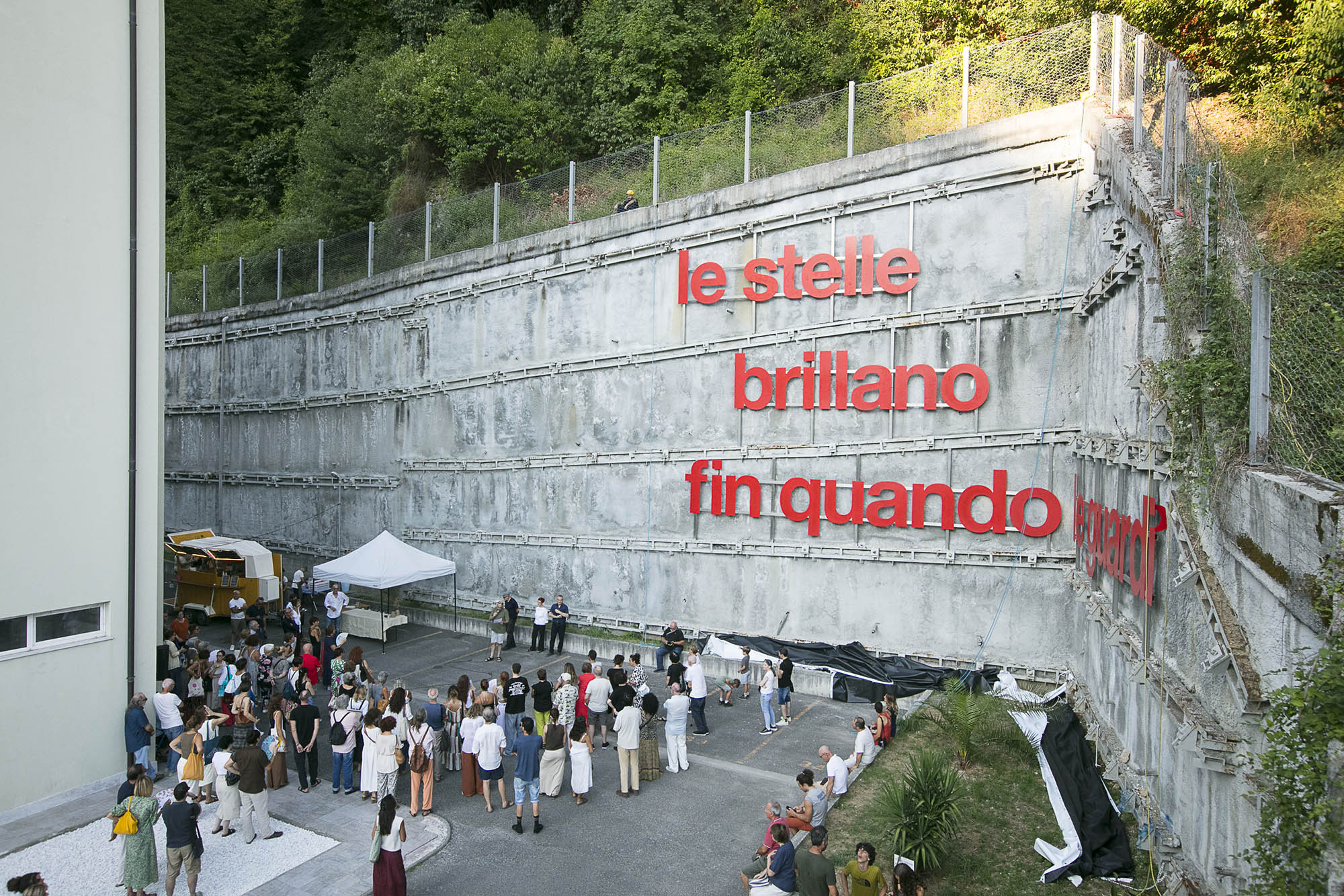 Le stelle brillano fin quando le guardi, 2026, quartiere Caina, Carrara, inaugurazione, foto di Enrico Amici