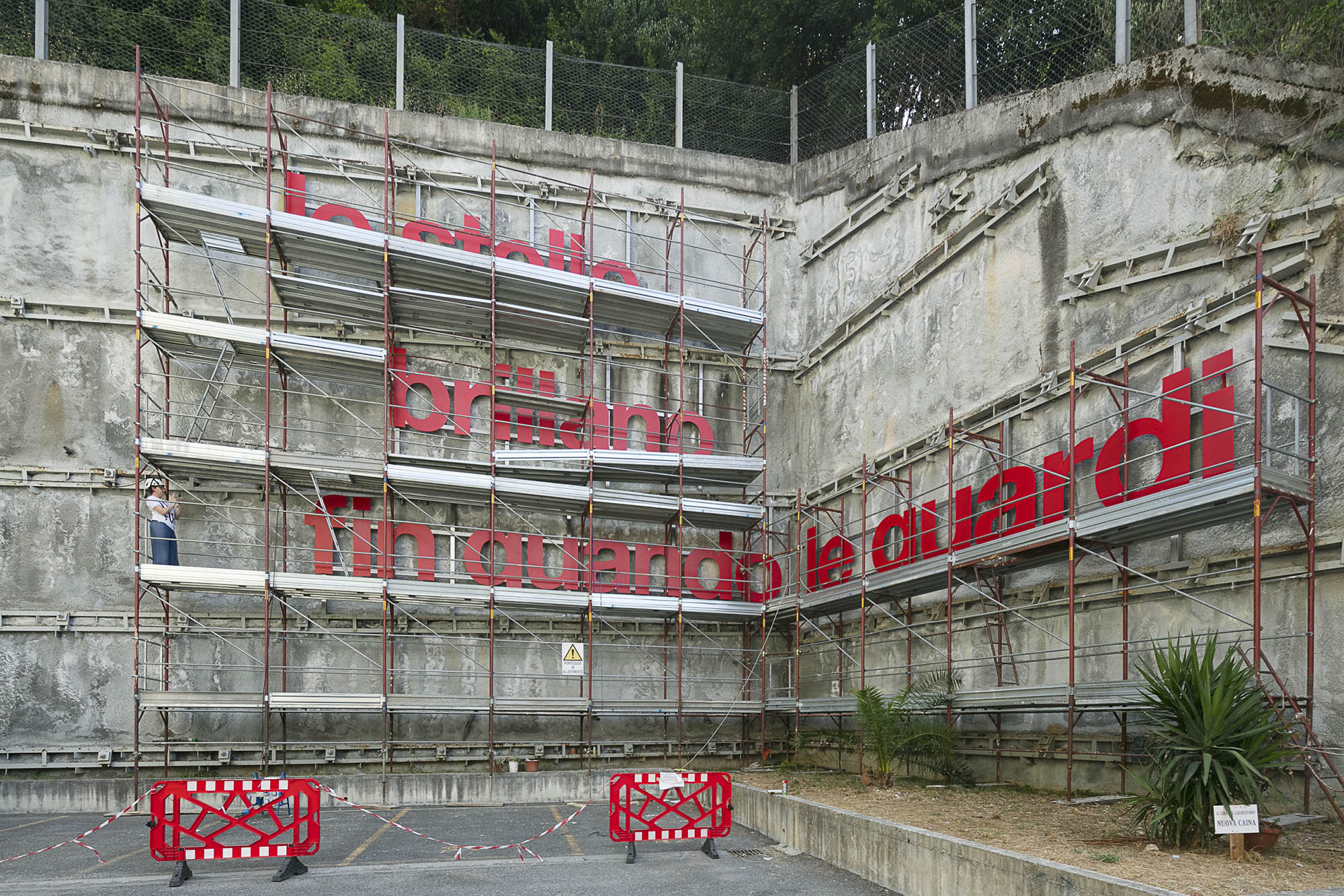 Le stelle brillano fin quando le guardi, 2026, quartiere Caina, Carrara, allestimento, foto di Enrico Amici
