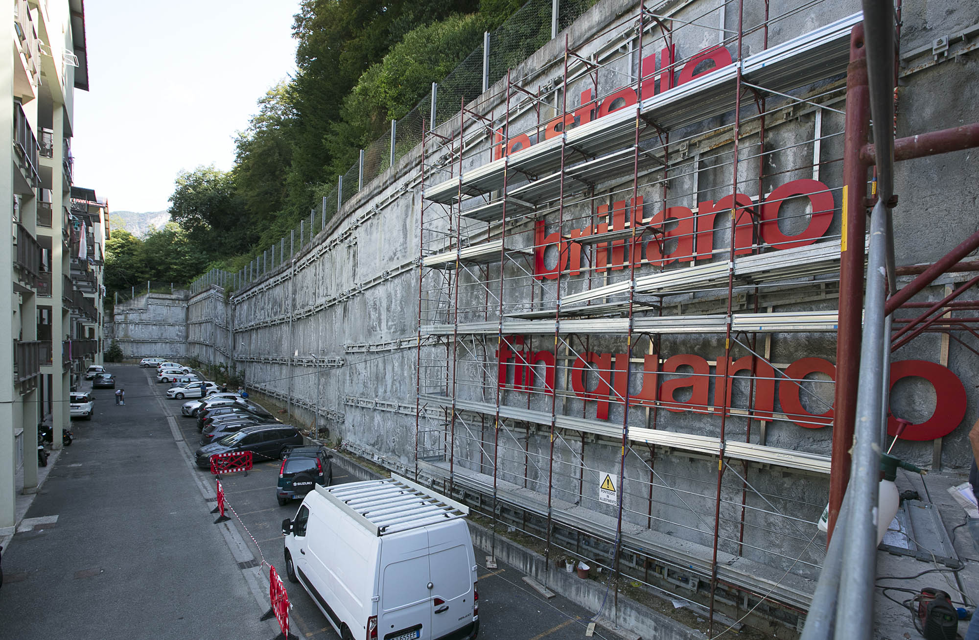 Le stelle brillano fin quando le guardi, 2026, quartiere Caina, Carrara, allestimento, foto di Enrico Amici