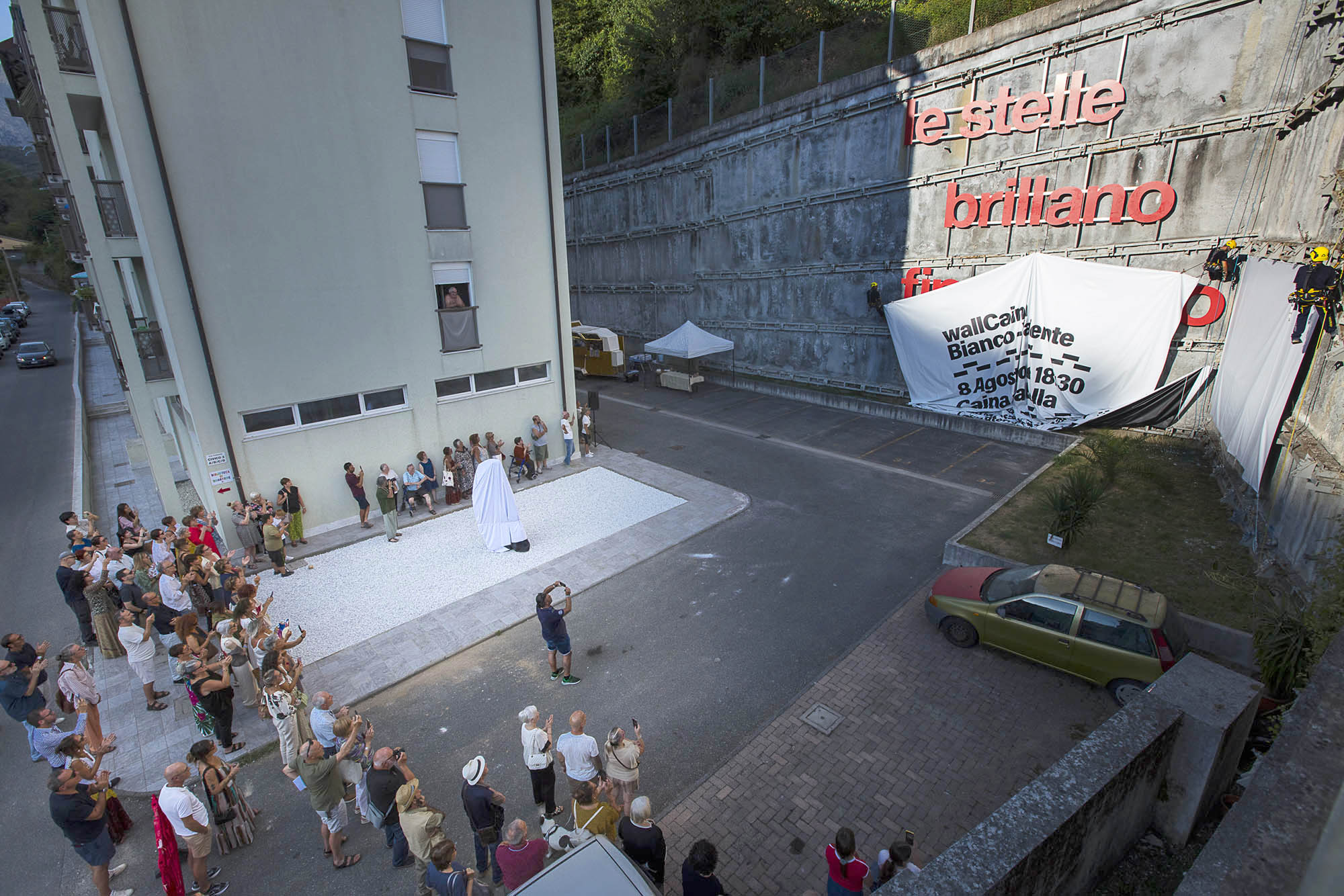 Le stelle brillano fin quando le guardi, 2026, quartiere Caina, Carrara, inaugurazione, foto di Enrico Amici