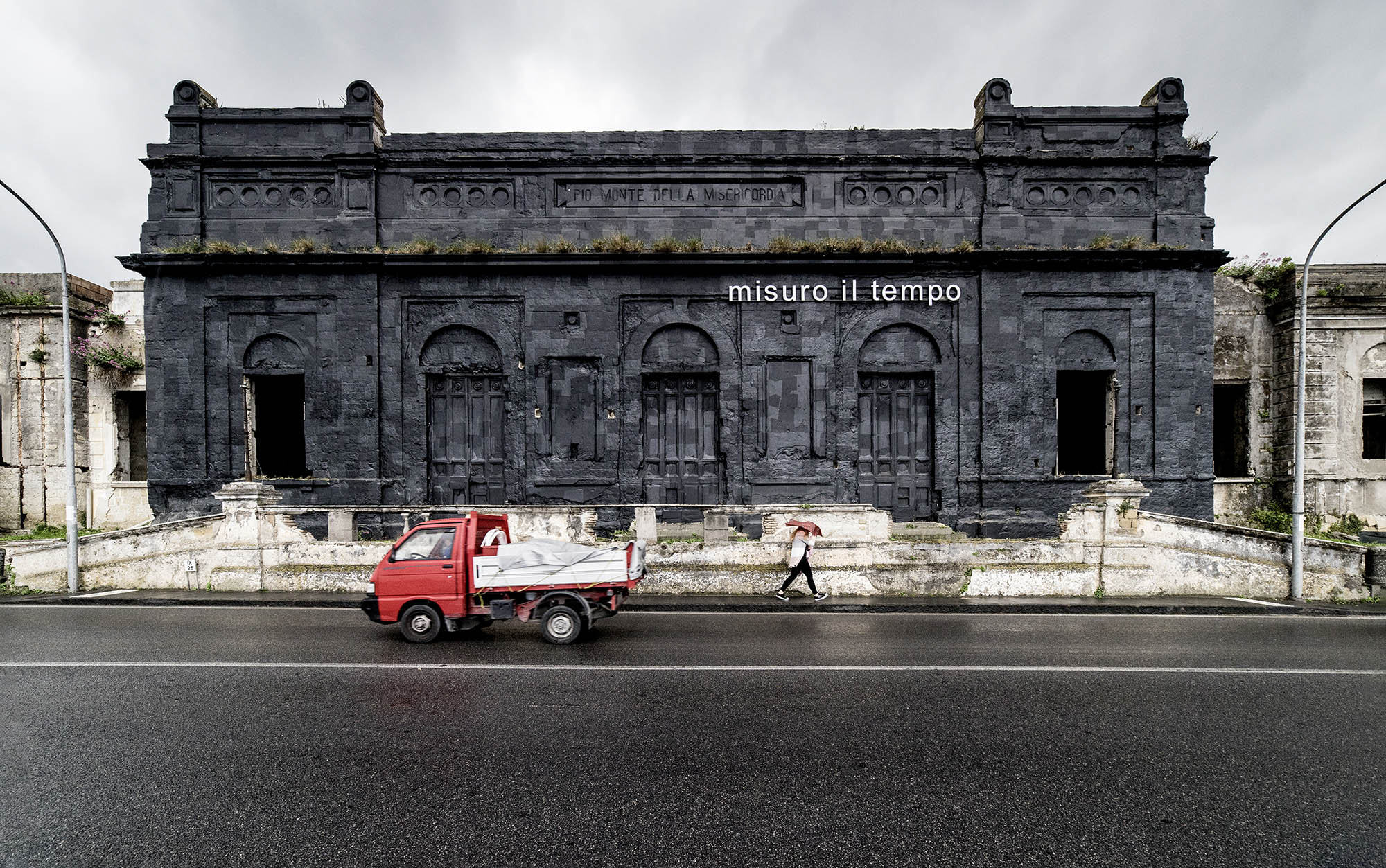 Misuro il tempo, installation by Bianco-Valente on the facade of the Pio Monte della Misericordia, Casamicciola Terme, Ischia, 2019