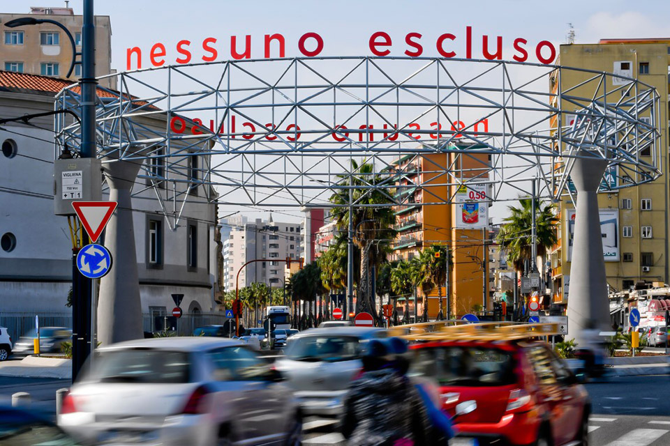 Bianco-Valente, Nessuno escluso, 2020, Asse costiero, Napoli, foto Ansa