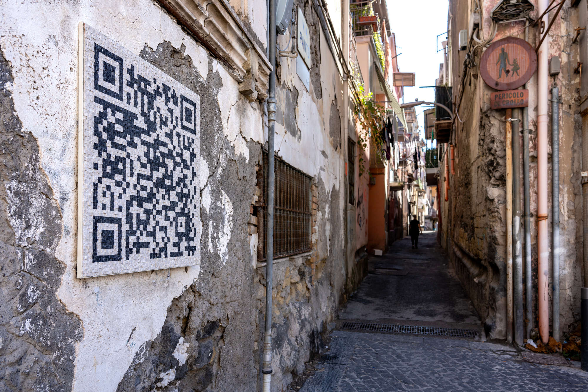 Con tatto - mosaico QR code in tessere marmo bianco e nero, Via Panto