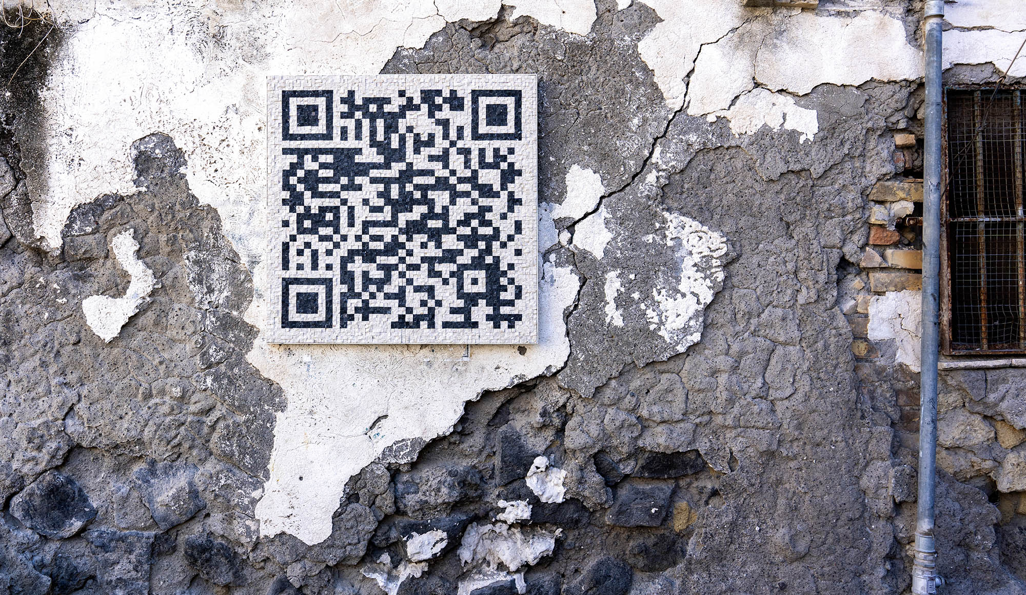 Con tatto - particolare QR code