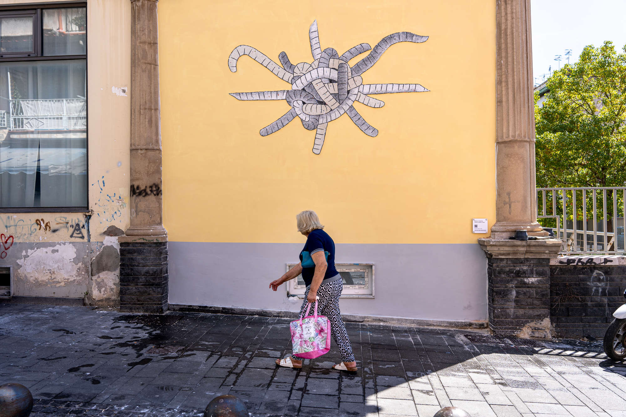 Questo insieme - mosaico con tessere in marmo e ceramica, Traversa II Mercato