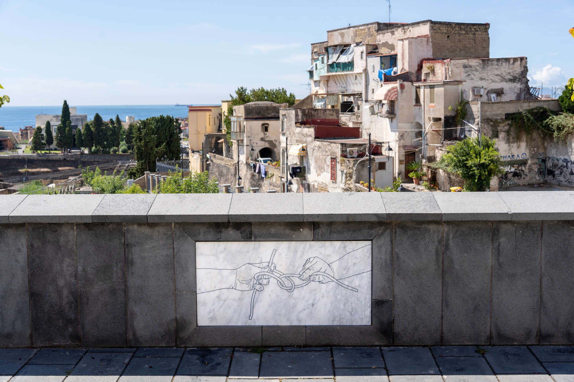 Seconda mano - incisioni su marmo in situ